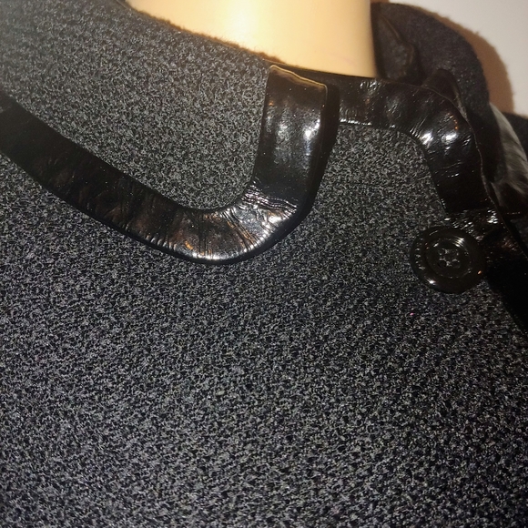 STUNNING ESCADA 8 BLACK BOUCLE LAMBSKIN PATENT LEATHER SIGN BUTTONS SKIRT SUIT - Picture 5 of 16